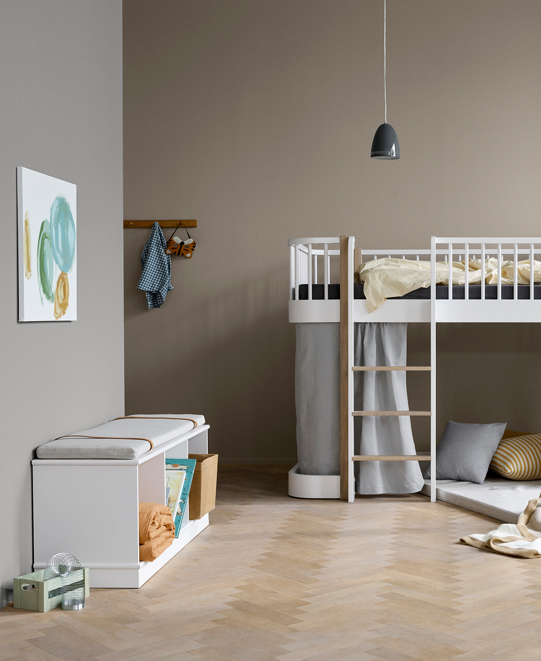 Wood shelving unit 3x1 w. base