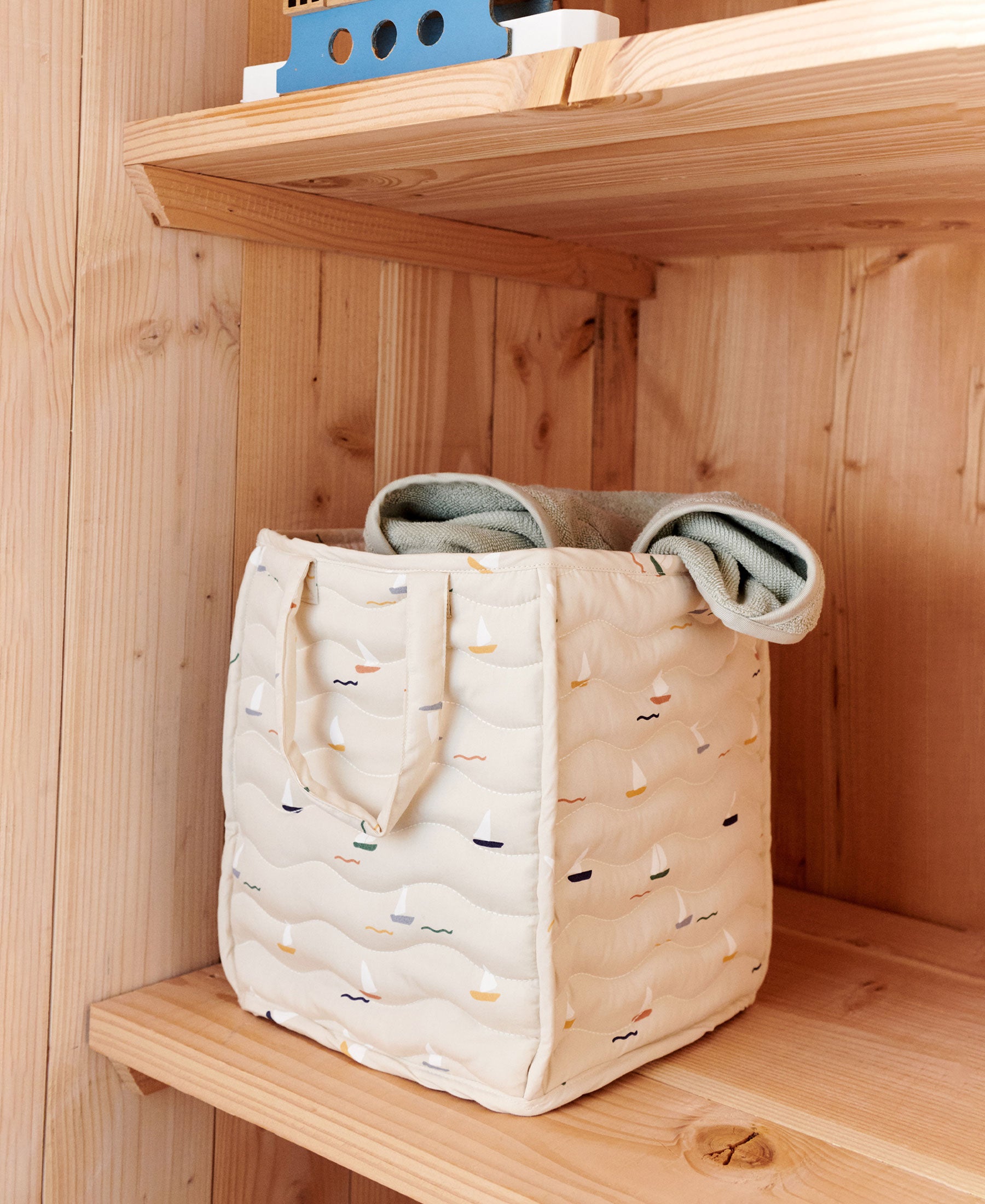 Ami Basket, Pond Boats
