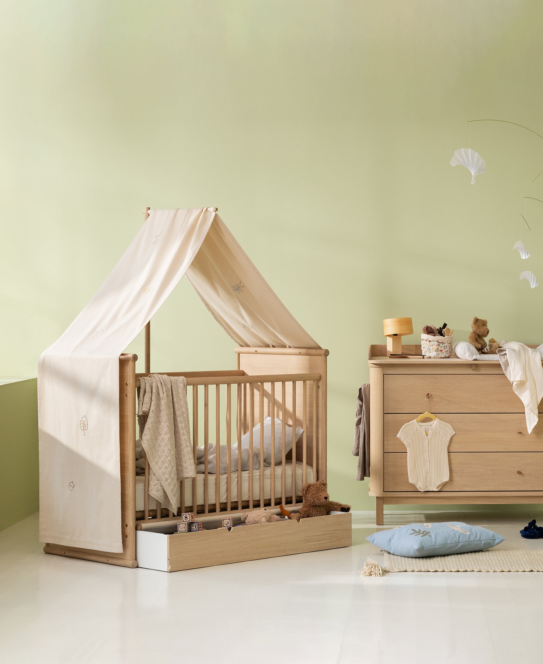 Camp Novel canopy holder for cot bed, oak