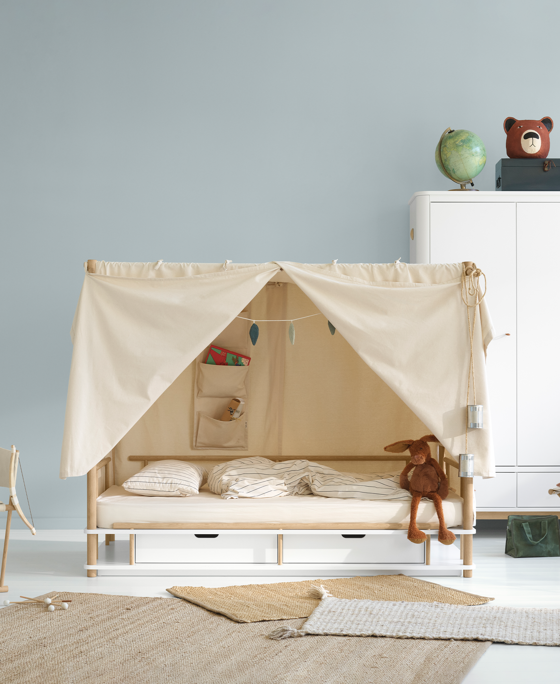 Camp canopy bed, white/oak